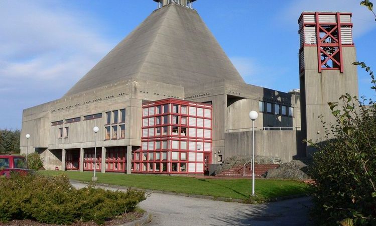 Gudstjeneste fra Rossabø kirke på TV-Haugaland.
