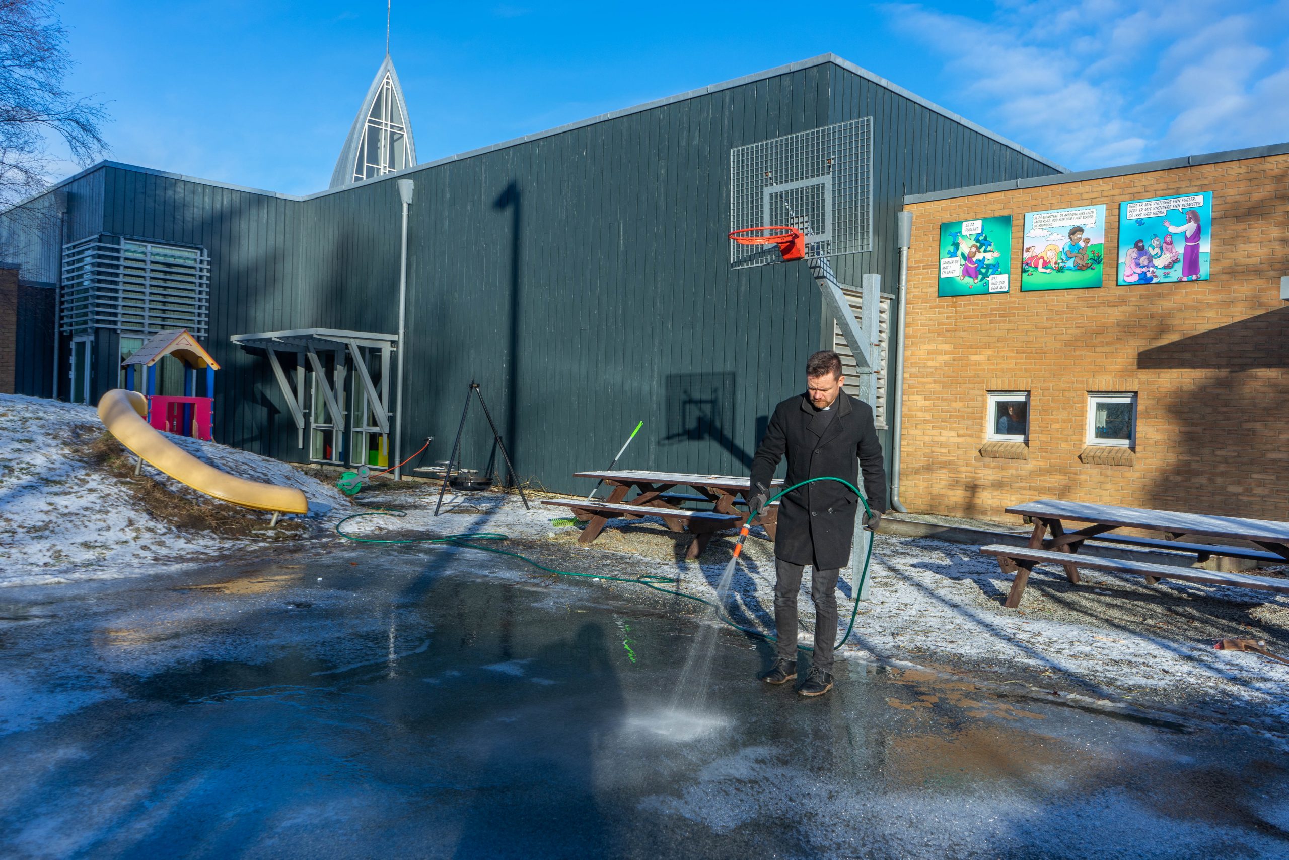 Utegudstjeneste med skøyter og pinnebrød!