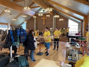 folk guides rundt i lokalet