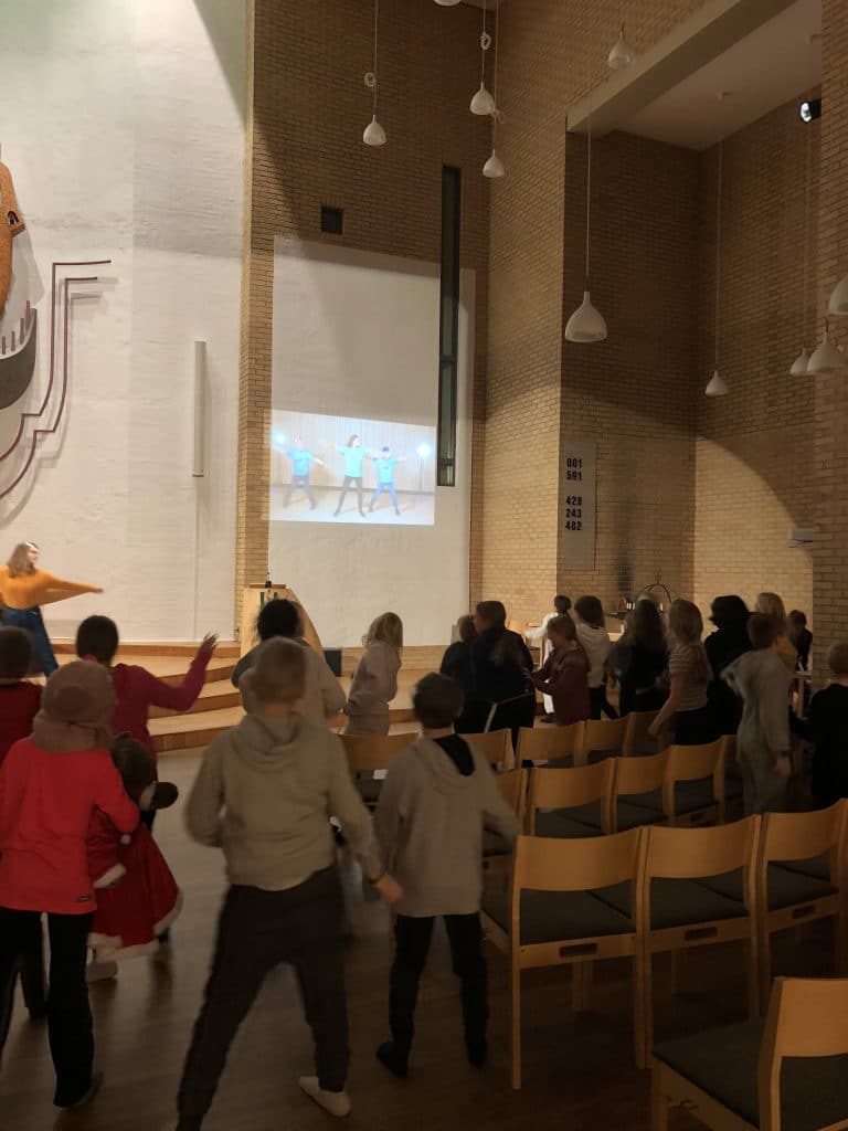 Barn og ungdom samlet i Udland kirke