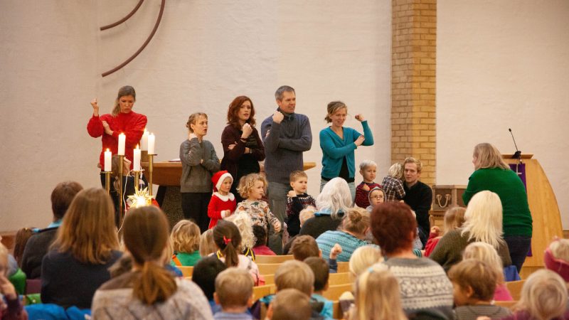 Barn og voksne samlet i Udland kirke