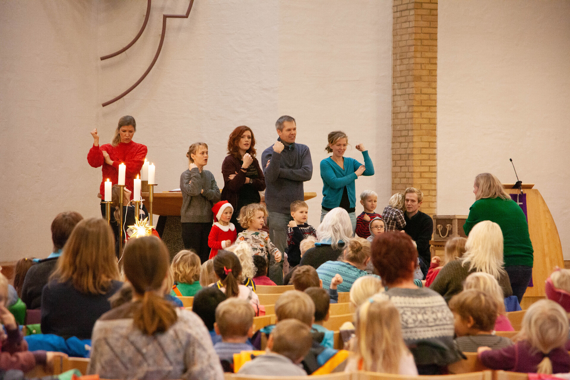 Barn og voksne samlet i Udland kirke