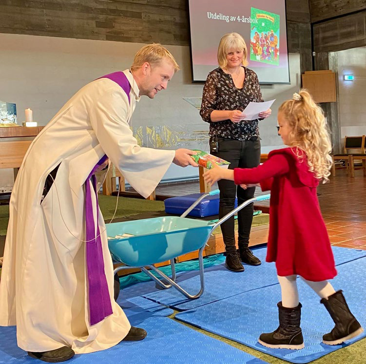 Kapellan Ola Amund Gaustad gir bok til en 4 åring