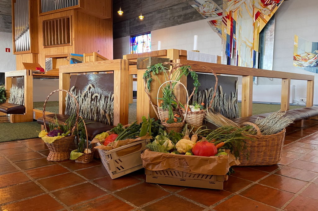 bilde av grønnsaker foran alteret i Rossabø kirke i Haugesund
