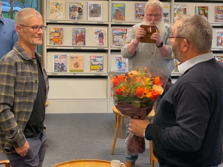 Tom Landås ble overrasket med blomster og gjester