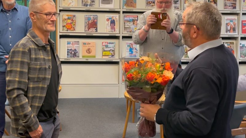 Tom Landås ble overrasket med blomster og gjester