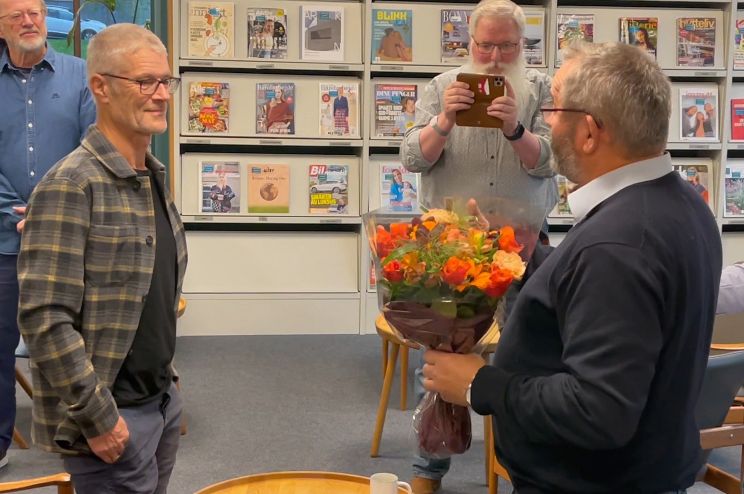 Tom Landås ble overrasket med blomster og gjester