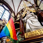 Prideflagg-i-kirke-–-foto-Bo-Mathisen