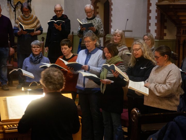 Fremfører Johannespasjonen av Johann Sebastian Bach
